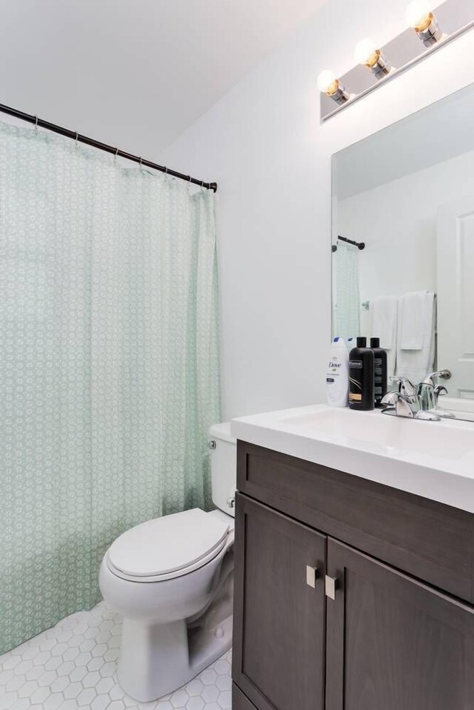 8 BRs Comprised of 4 2BR Suites by Domio - photo 49