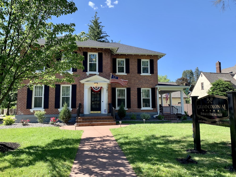 Grand Colonial B&B — 4-Star Luxury Hotel in Herkimer, United States
