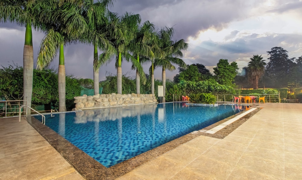 Treebo Tiger Pug Mark Resort with Pool in Kaladhungi, India