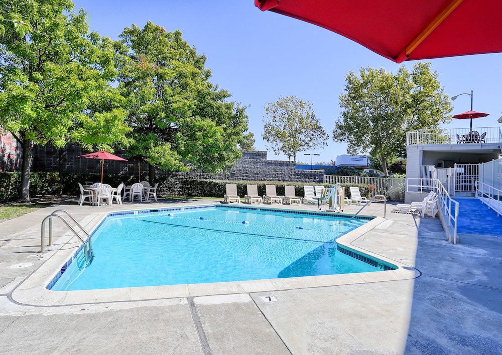 Super 8 by Wyndham Walnut Creek - photo 14