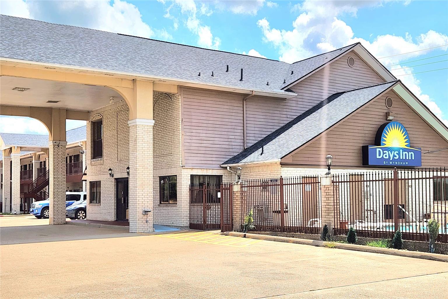 Days Inn by Wyndham Navasota - photo 2