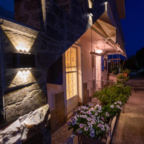 Liakos' Apartments — 4-Star Luxury Hotel in Vasilika, Greece