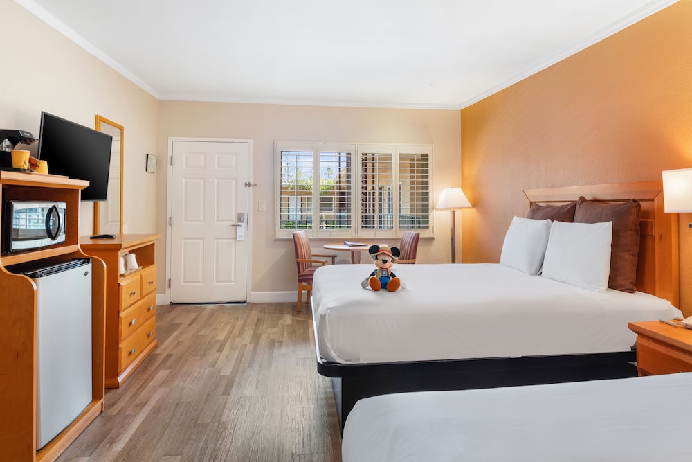 Anaheim Islander Inn and Suites in Anaheim, United States