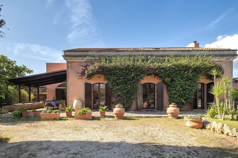 Sardinia Re Villa Donna Beatrice — 4-Star Luxury Hotel in Alghero, Italy