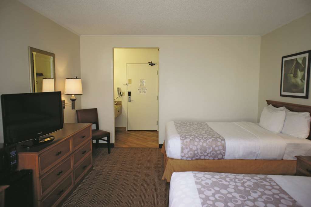 La Quinta Inn & Suites by Wyndham Tampa Brandon West - photo 17