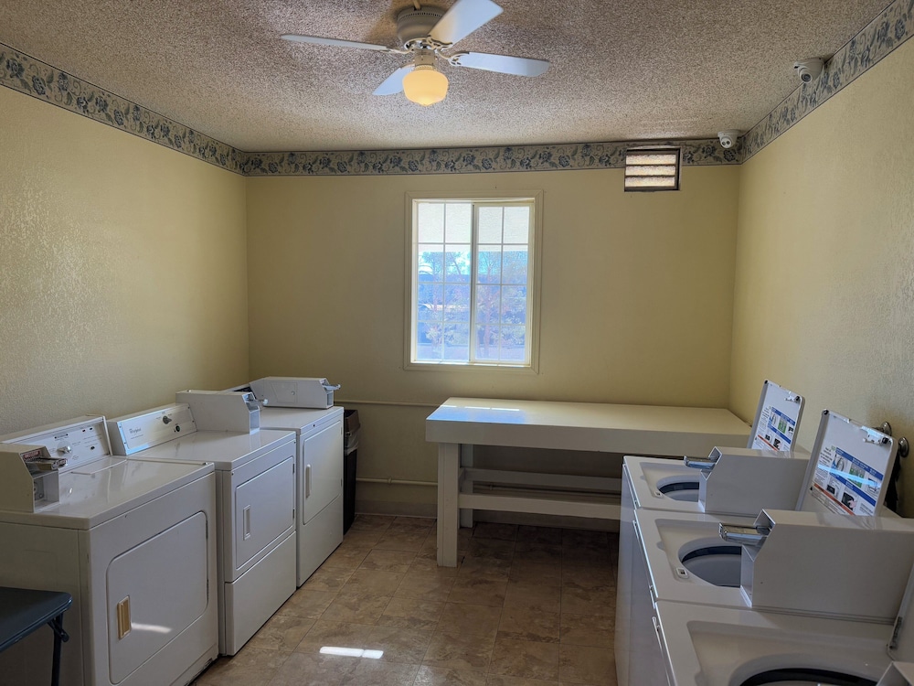 Red Roof Inn Ridgecrest - photo 38