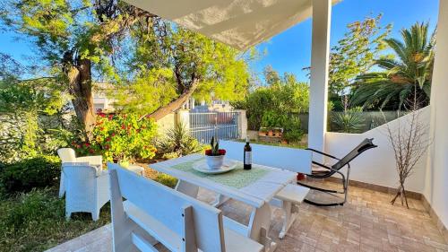 Tina's Tiny House 10 meters from the beach — 4-Star Luxury Hotel in Olbia, Italy