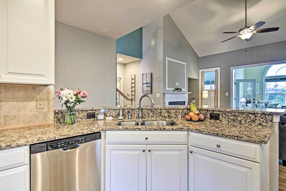 Resort Amenities & Screened Porch: Ocean View Home - photo 5