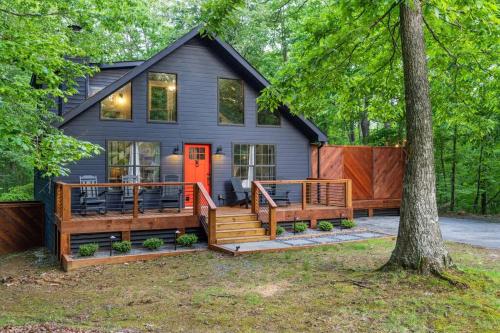 New Cabin in Mtn Community Hot Tub Fire Pit — 4-Star Luxury Hotel in Ellijay, United States