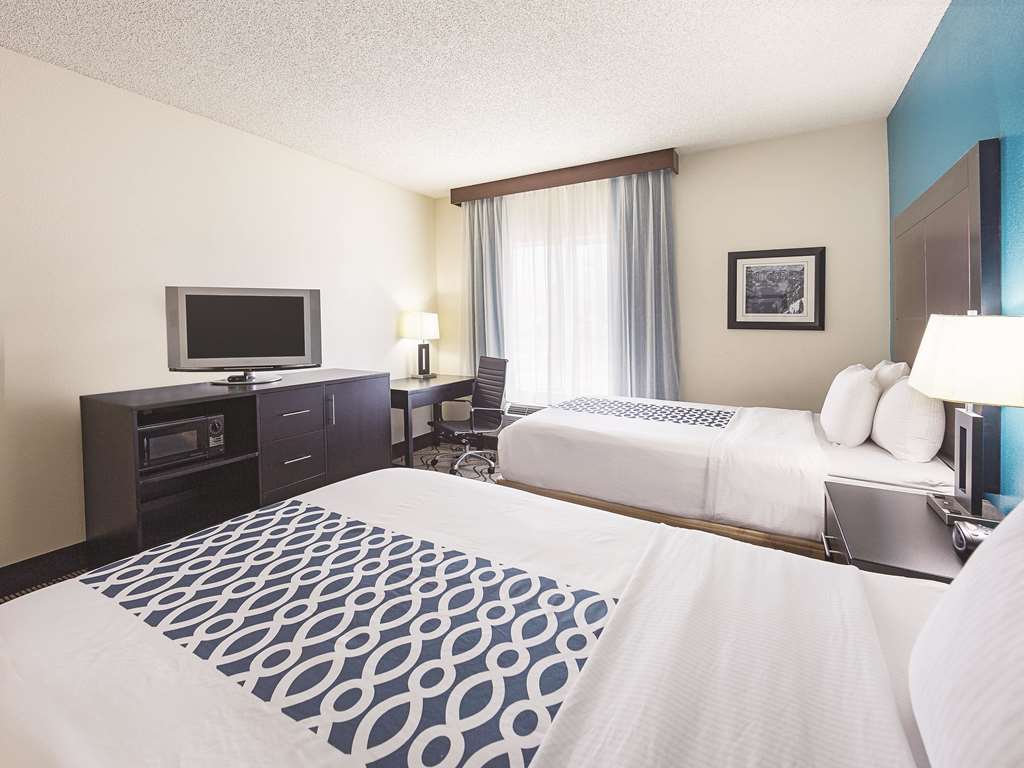 La Quinta Inn & Suites by Wyndham Central Point Medford - photo 20