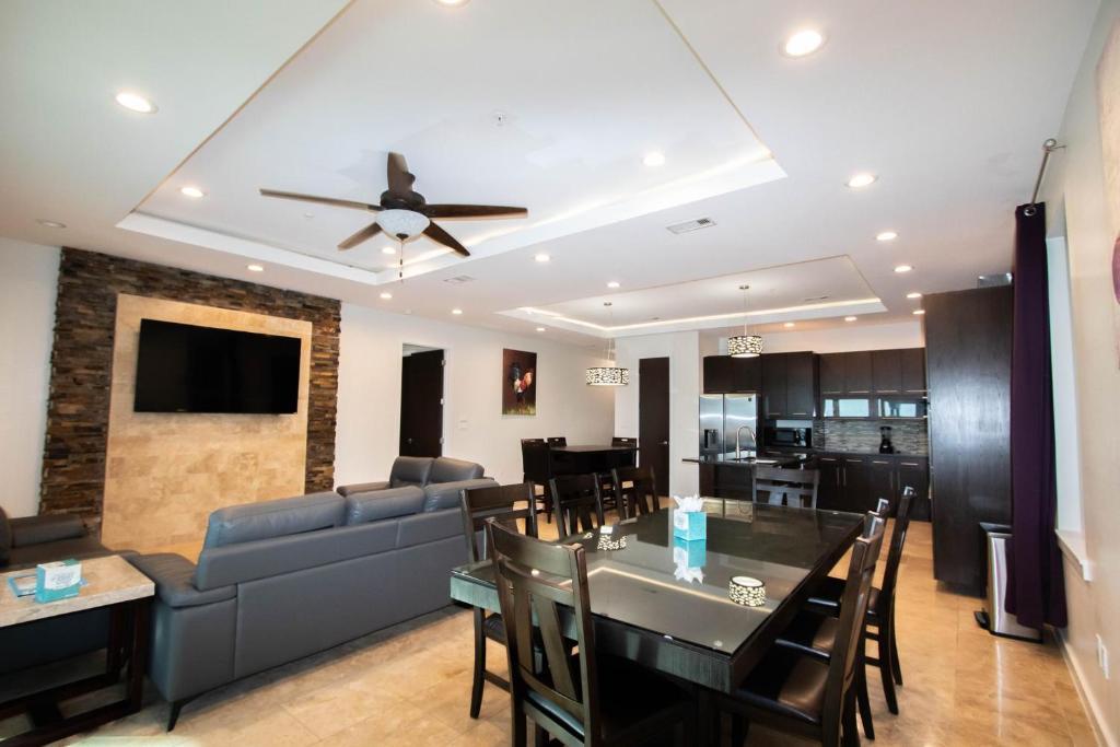 5 Bedroom Beachfront Condo 2Nd Floor — 4-Star Luxury Hotel in South Padre Island, United States