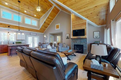 Gorgeous Conway Home A C Hot Tub & Full Game Room — 4-Star Luxury Hotel in Conway, United States