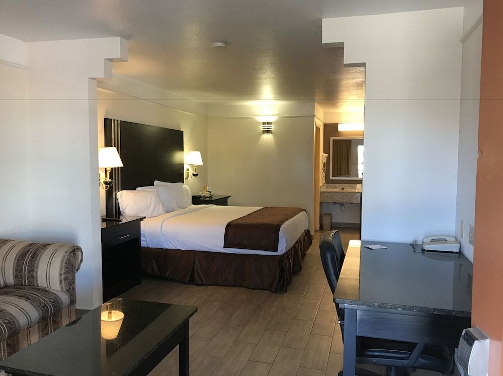 Texas Inn & Suites - photo 12