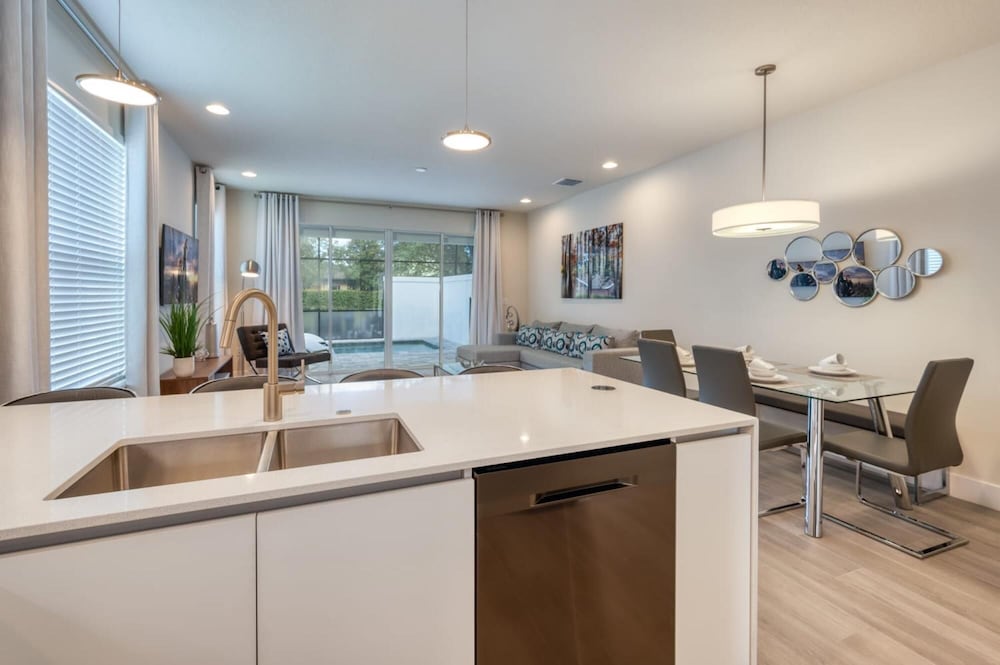 Spacious New Modern Retreat - photo 7