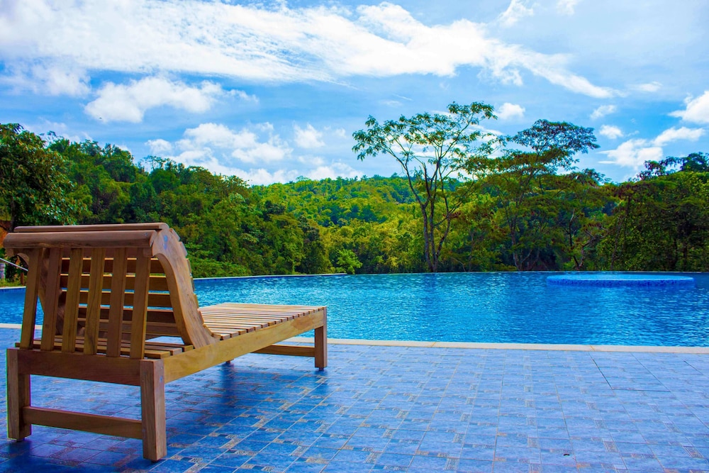 Mookanana Resort — 4-Star Luxury Hotel in Sakleshpur, India