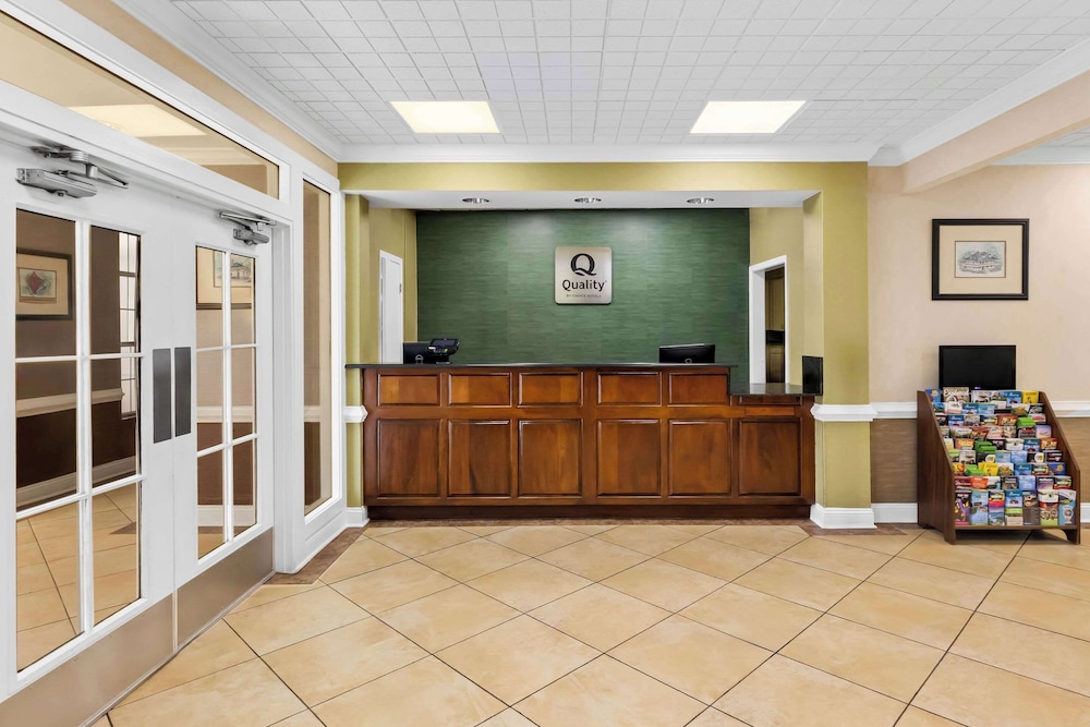 Quality Inn Fayetteville near Historic Downtown Square - photo 2