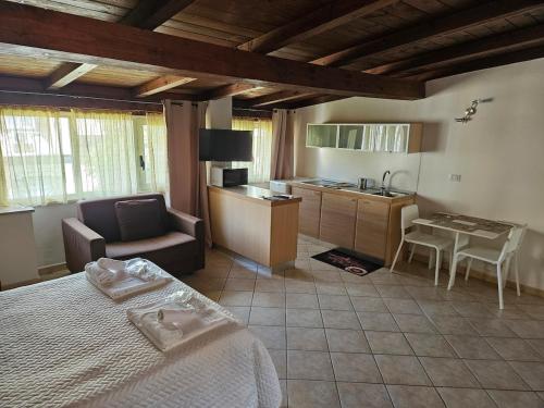 Monolocale loft ristrutturato Metro Manzoni — 4-Star Luxury Hotel in Rome, Italy