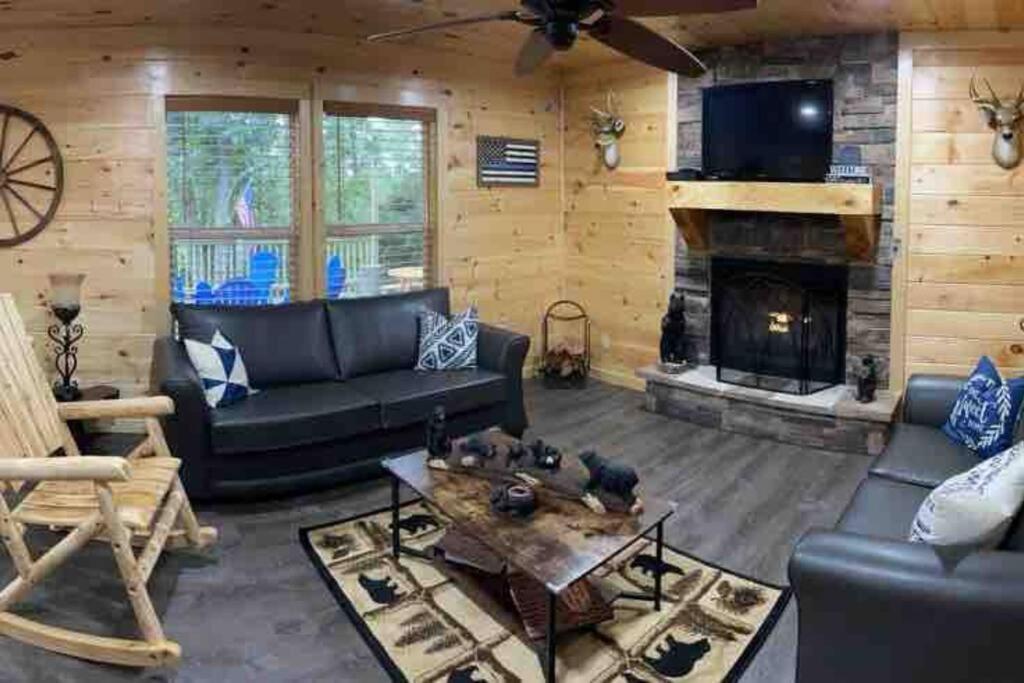Paradise at the Smokies Cabin with HOT TUB — 4-Star Luxury Hotel in Sevierville, United States