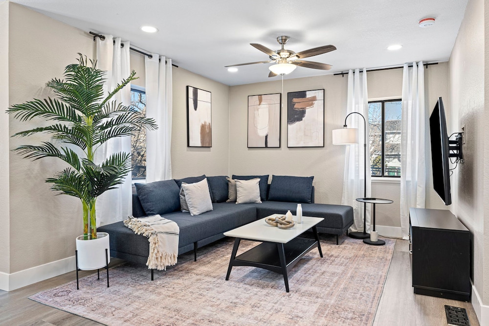 Elegant 4BD Reno Abode Close to Shops and Casinos - photo 18