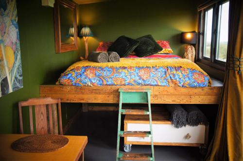 The Bolt Hole - last minute hotel in Unknown City
