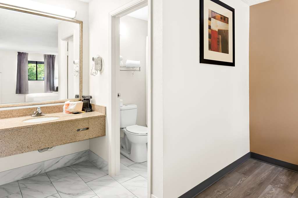 Quality Inn Middleburg Heights near Cleveland Airport - photo 20