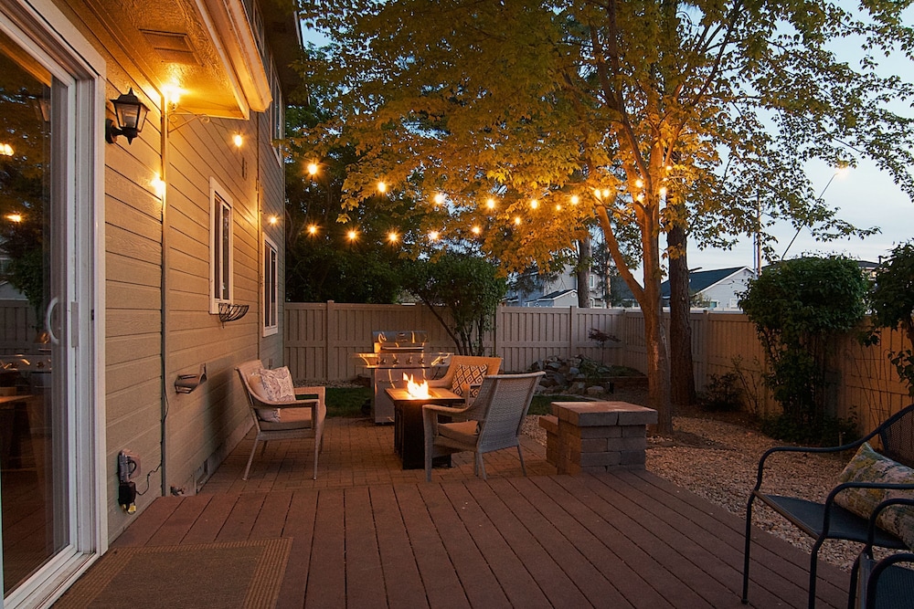 Fire Pit Getaway Shops and Dining 70in TV in Meridian, United States