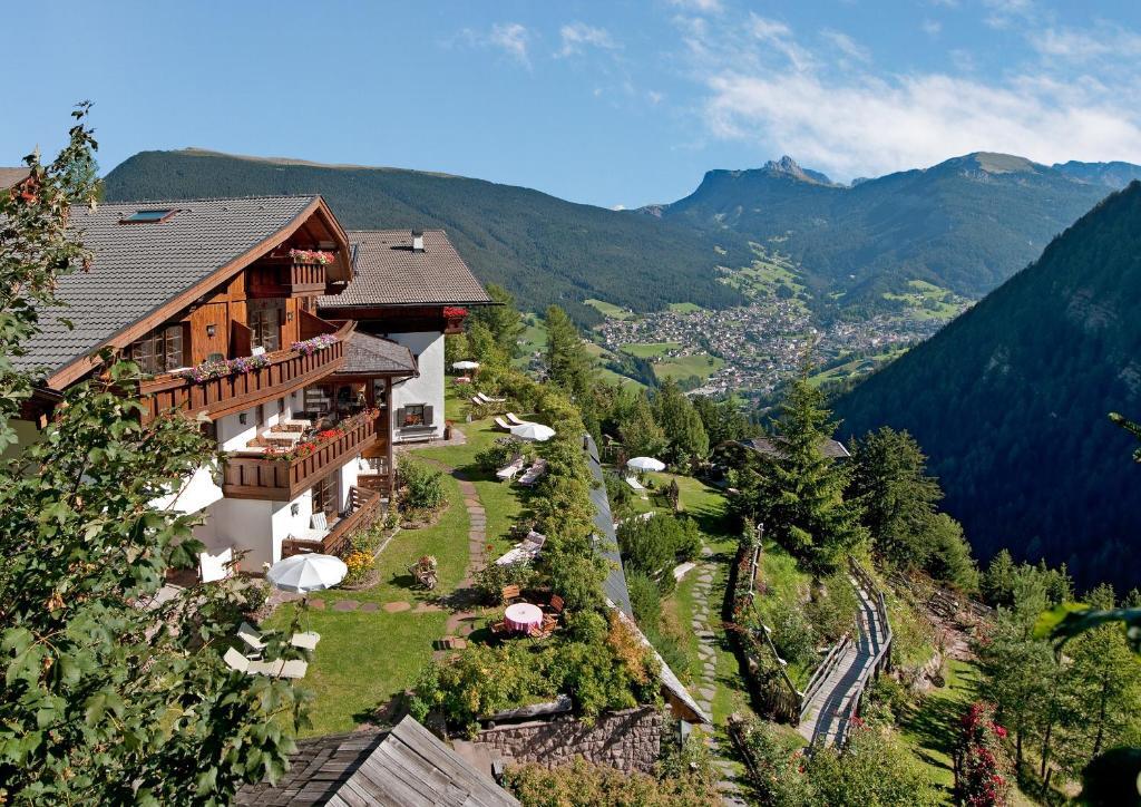 Charme Hotel Uhrerhof Deur in Castelrotto, Italy