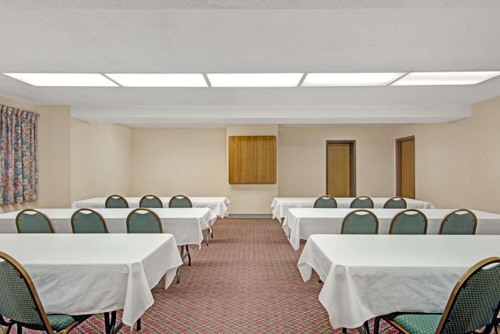 Days Inn by Wyndham Washington Pennsylvania - photo 14