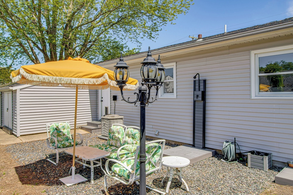 Near Dog Beach: Somers Point Escape w Large Yard — hotel in Somers Point