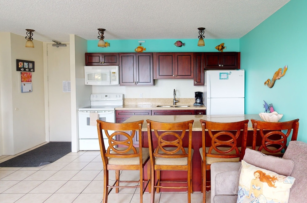 Waikiki Banyan High Level Condo with Private Lanai by Koko Resort Vacation Rentals - photo 43