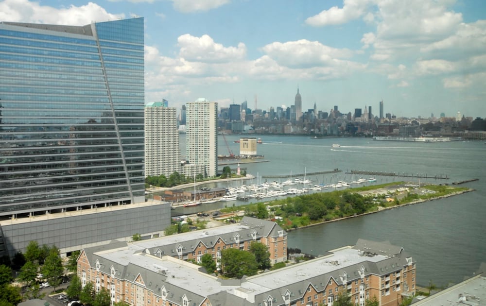 Global Luxury Suites at Newport - photo 74