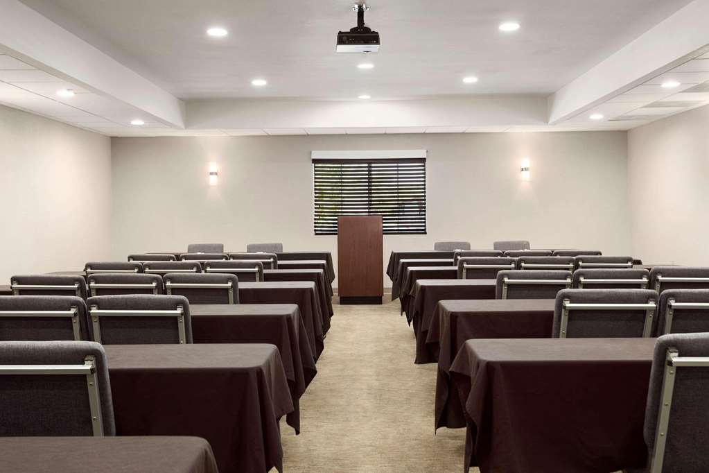 Country Inn & Suites by Radisson San Antonio Lackland AFB SeaWorld Area - photo 13