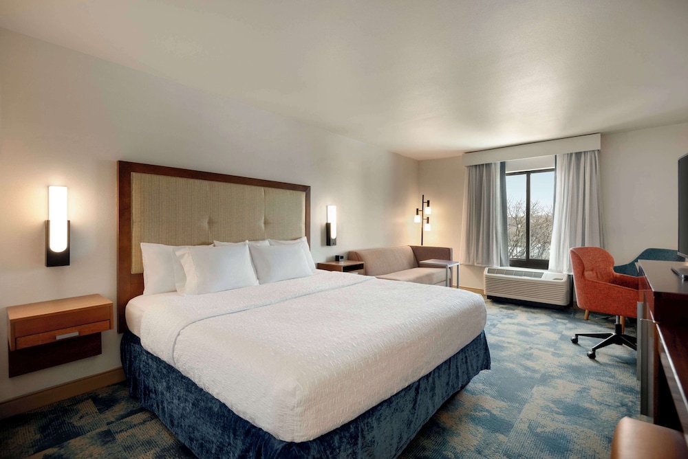 Hampton Inn & Suites San Marcos - photo 14
