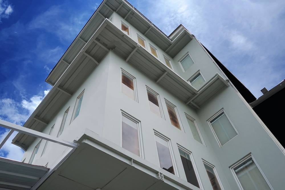 Urooms Senayan - carbon neutral hotel in Jakarta