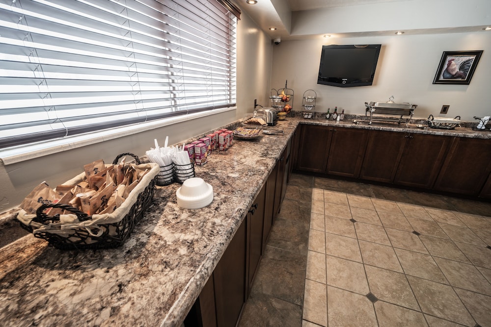 Clover Creek Inn - photo 23