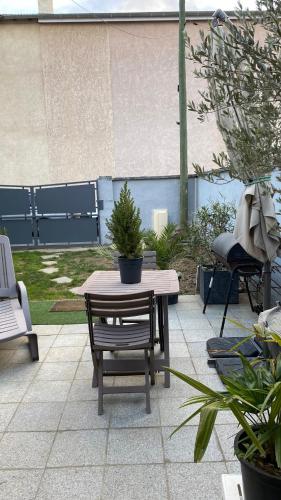 Chez Sabine Et Pascal — hotel in Meyzieu