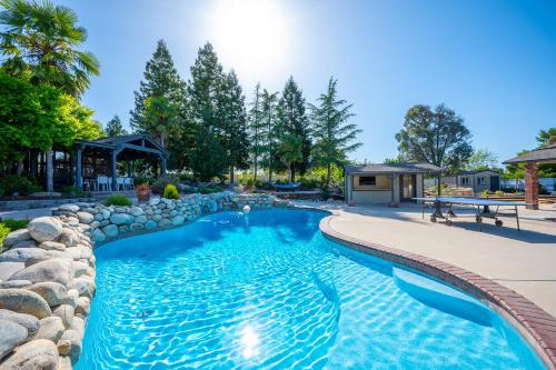 Casteel 4 500 sq ft retreat with a pool and hot tub in the middle of wine country — hotel in Templeton