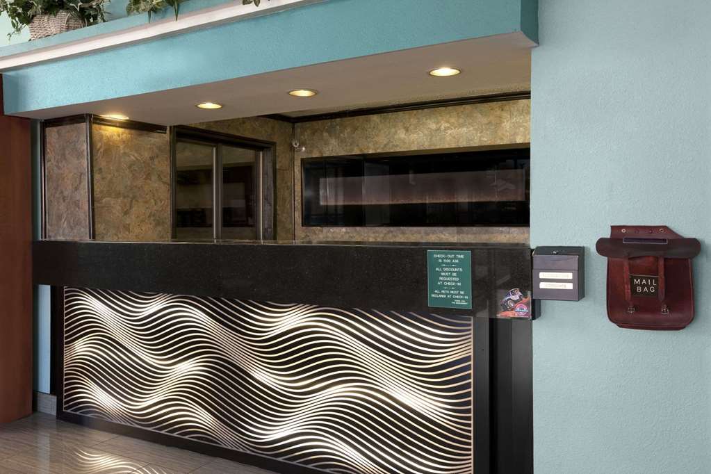 Super 8 by Wyndham Conference Center NAU Downtown - photo 8