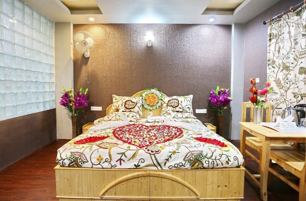 Hotel Shefaf - carbon neutral hotel in Srinagar