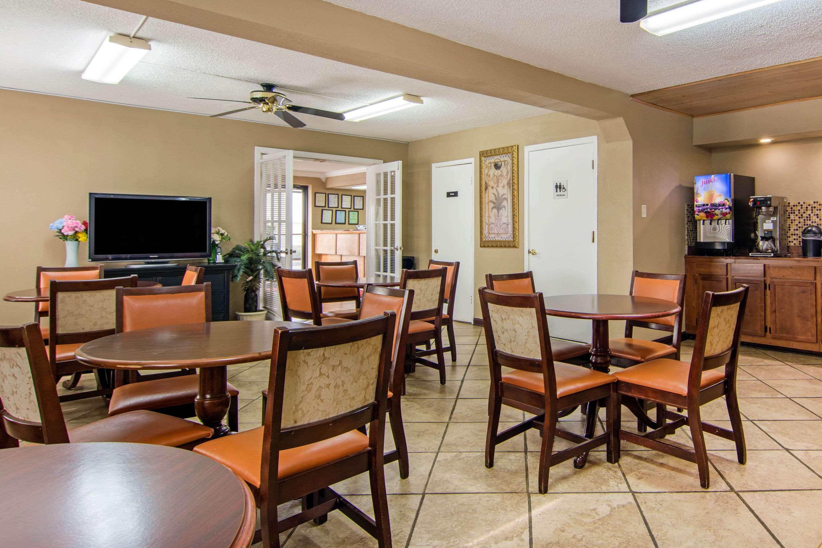 Econo Lodge Madison Airport - photo 28