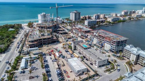 Modern Condo With Pool Steps From Vanderbilt Beach — 4-Star Luxury Hotel in Naples, United States
