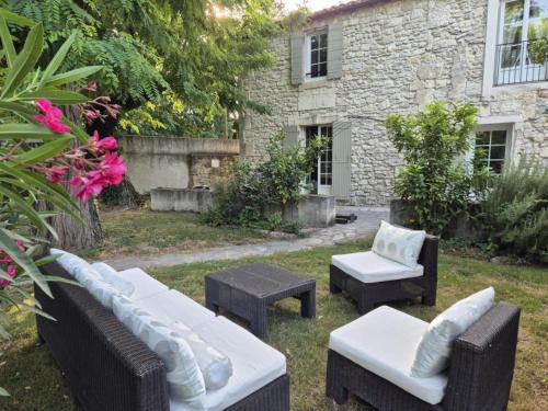 Sublime Mas De Lou A 15 Minutes D Arles — Tarascon