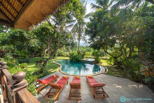 Wonderful Luxury Hideaway Surrounded by Nature in Seririt, Indonesia