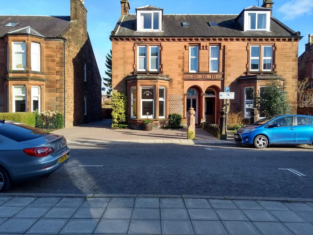 Lindean Guest House — 4-Star Luxury Hotel in Dumfries, United Kingdom
