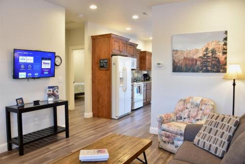 ZC4 Pet Friendly Home Near Zion — 4-Star Luxury Hotel in Laverkin, United States
