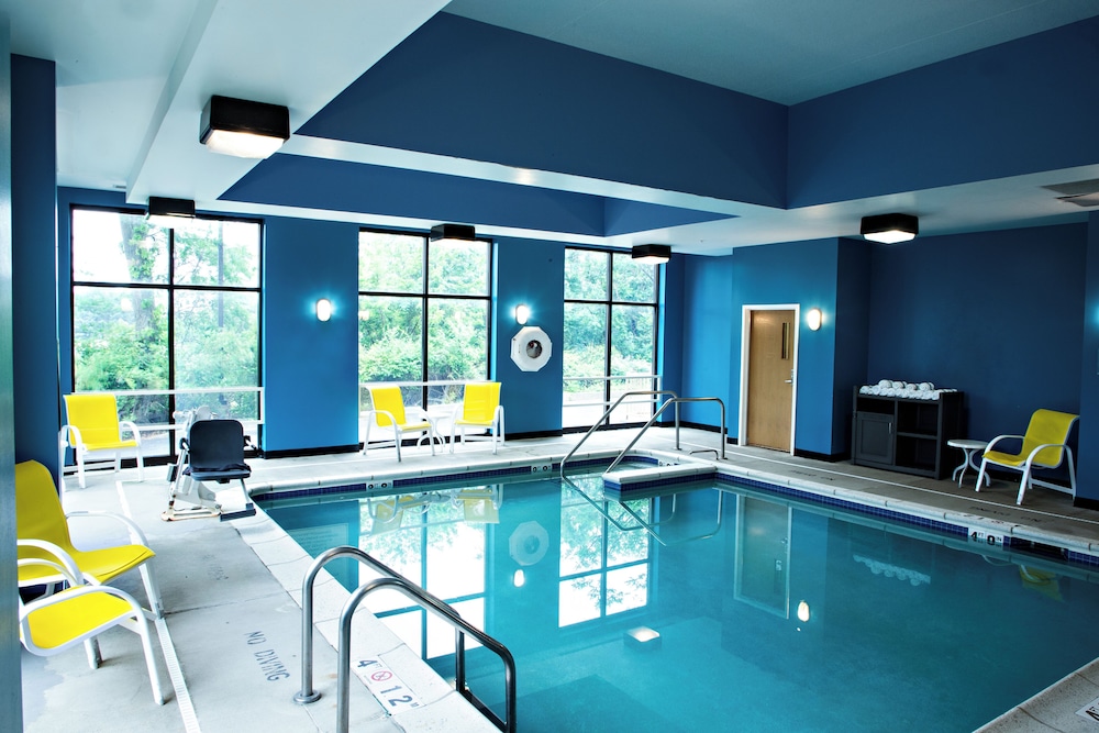 Holiday Inn Express Hotel & Suites Harrisburg West by IHG - photo 2