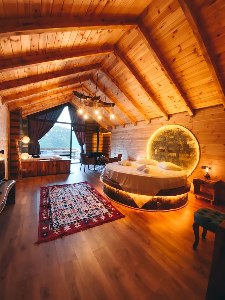 ZirvedeKal Suit Otel in Camlihemsin, Turkey