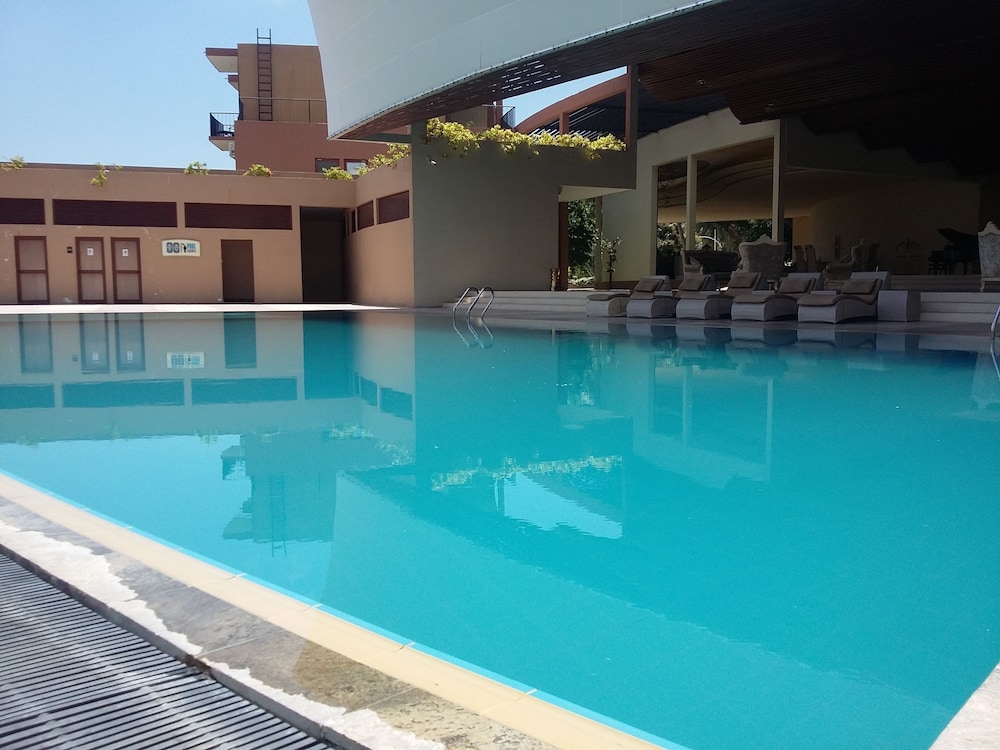 Avenra Gangaara Hotel in Negombo, Sri Lanka