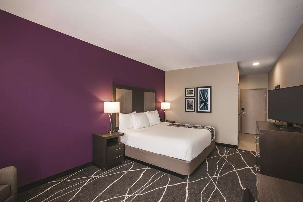 La Quinta Inn & Suites by Wyndham Dallas Northeast Arboretum - photo 15