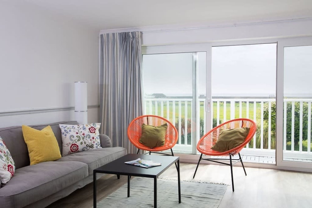 Bright & modern Sussex seafront home Great views — 4-Star Luxury Hotel in Selsey, United Kingdom